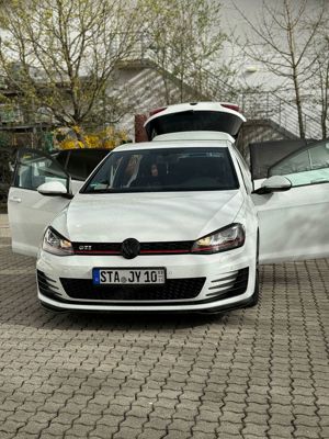 VW GOLF VII GTI DSG 220PS lückenlos Scheckheft gepflegt 