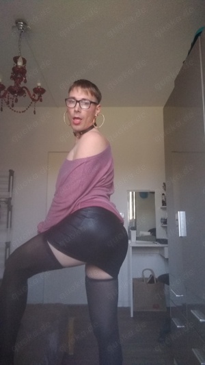 Sissybitch bedient Herren