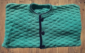 Kinder Strickjacke, handgestrickt im Trachtenstil   ein Unikat