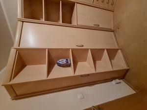 Jugendzimmer   Kinderzimmer: Schrankwand mit begehbarem Eckschrank, Ahorn-Optik, sehr guter Zustand