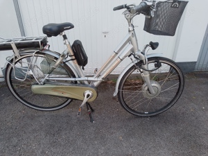 Verkaufe E-Fahrrad ,28 zoll.  Motor ist in Ordnung . Akku und Ladegerät dabei .