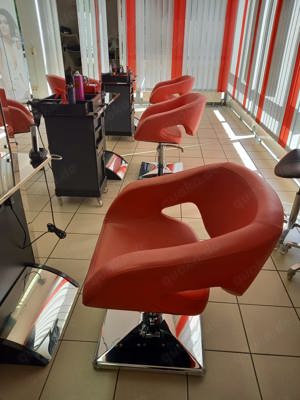 Sechs Frisörsessel nicht nur für den Saloon 