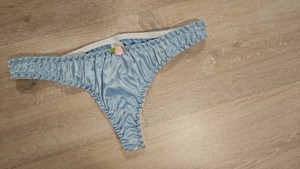 damen string gr s in hell blau aus satin wird frisch getragen