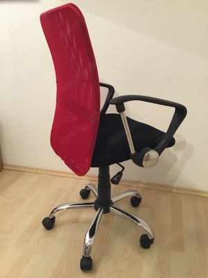 Schreibtischstuhl mit roter Rückenlehne Bild 2