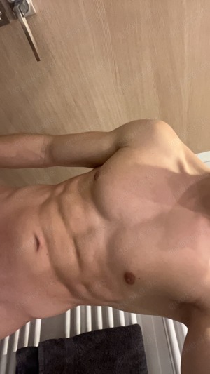 Junger trainierter Boy bietet geile Fotos & Videos an