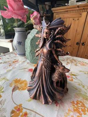 Griechische Göttin Hekate Statue: Mystische Wohnkultur