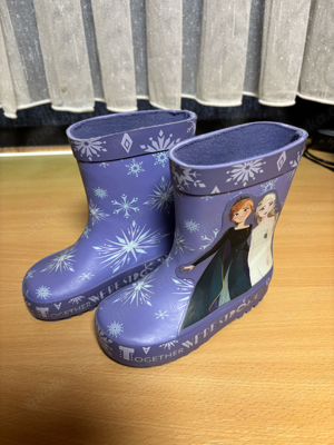 Lila Gummistiefel mit Anna und Elsa