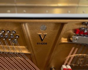 Steinway & Sons V-125 Klavier, perlweiß poliert, Baujahr 2020 Bild 4