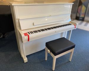 Steinway & Sons V-125 Klavier, perlweiß poliert, Baujahr 2020 Bild 5