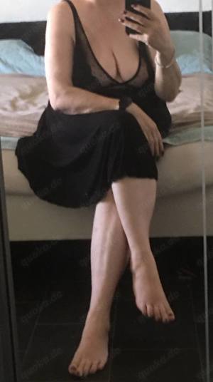 Moni (49)- zärtlicher Mund und zärtliche Hände, besuchbar fÜr Männer ab 30 Bild 3