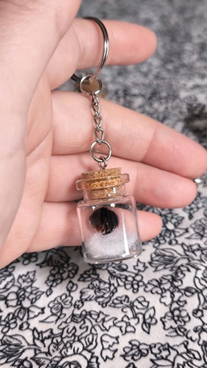 Schlüsselanhänger mit echten Spinnenzähnen  Bild 2