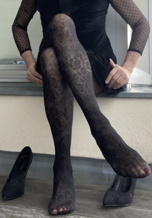 verkaufe meine schicken, auf Wunsch getragenen, Strumpfhosen Nylons, High Heels und Dessous Bild 3