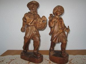 2 Handgeschnitzte Holzfiguren "Mann mit Korb" und 