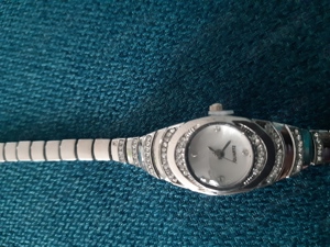 nagelneue silberfarbene Damen Uhr