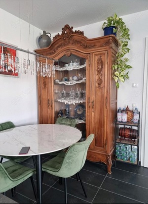 Antike Nussbaumvitrine Bild 2