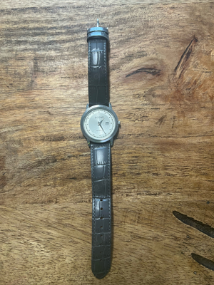 Scene Quartz Uhr Grau