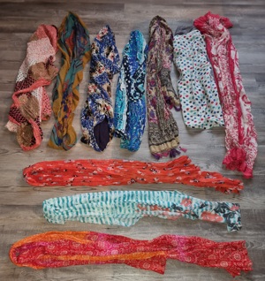 Top Angebot, 57 Schals - Tücher - Loopschals Bild 2