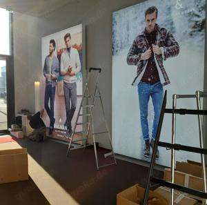 Monteur hilft beim Messestand-Aufbau