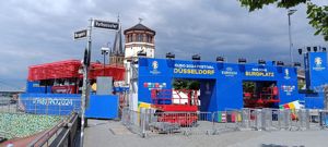 Monteur hilft beim Messestand-Aufbau Bild 6