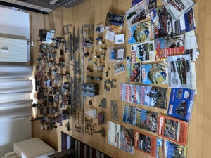 Modelleisenbahn H0 Gebäude Industrie Häuser Bahnhöfe Bahnsteige Lokschuppen Kataloge Autos LKWs usw.