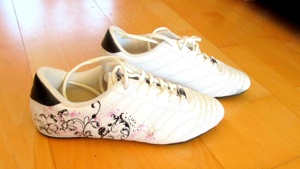  Neuwertige weiße Sneaker rosa schwarze Verzierung Gr. 38 39 