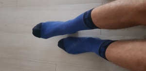 Getragene Männersocken und T-Shirts 