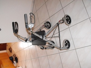 Rollator (Gehhilfe) in Silber