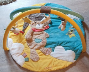 Krabbeldecke Spielbogen mit 3-D-Activity-Decke Bär Bruno von Fehn