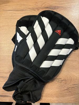 Adidas Schienbeinschoner Größe S