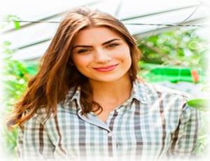 Eine junge Gärtnerin und Floristin sucht einen lieben Mann, um sich zu verlieben 