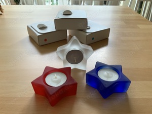 Drei Teelichthalter Glas in Sternenform (blau, rot, weiß)