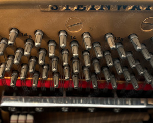 Steinway & Sons V-125 Klavier, Hamburg 1980, schwarz poliert Bild 5