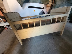 Altes Antikes Kinderbett Bild 3