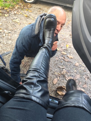 Stiefelknecht reinigt ihre Stiefel  Bild 3