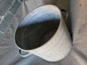 Alter Zinkkübel Bild 3
