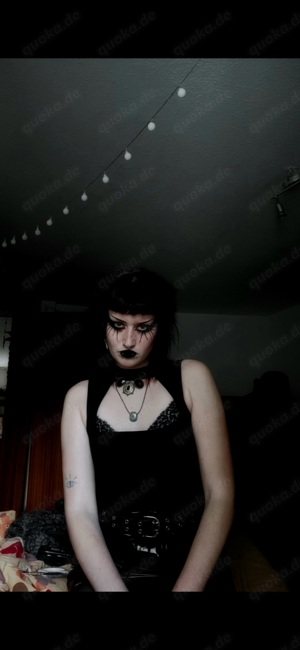 heißes großes goth girl verkauft fußbilder videos