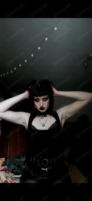 heißes großes goth girl verkauft fußbilder videos Bild 2