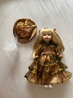 Porzellanpuppe mit Hut Feder Puppe 
