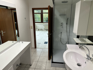 Büro- Atelier-Wohnung 80 qm 2 Zimme, sehr hell, ebenerdig, offene Küche, Bad mit Dusche u WC, sep WC Bild 9