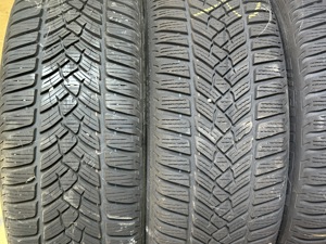 4 Schwarze Alufelgen mit Winterreifen 