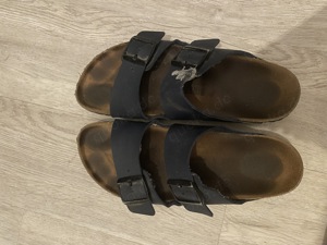 Junge Sie verkauft getragen Birkenstocks Bild 3