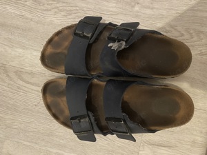 Junge Sie verkauft getragen Birkenstocks Bild 1