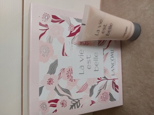 Viele verschiedene Beauty- und Pflegeprodukte, Proben etc.