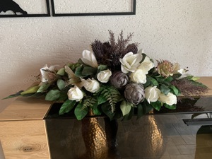 Hobbybastler verkauft Gestecke aus künstlichen Materialien