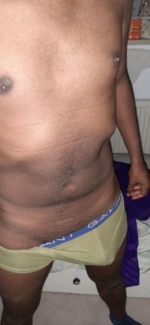 Geiler Hengst (BBC-Toyboy) verwöhnt MILFs und GILFs nach Belieben  Bild 2