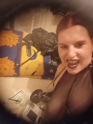 Domina,40j, mollig sucht Sklaven nur Haus-Hotel-Besuche 