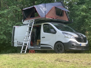 Renault Trafic mit Dachzelt & Campingzubehör