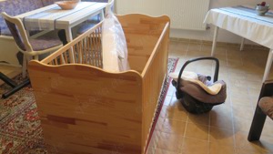 Kindergitterbett mit Matratze; Maxi Cosi Kinderschale