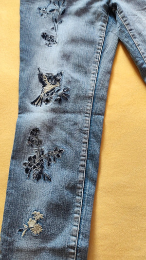 Damenjeans mit Blumenstickerei