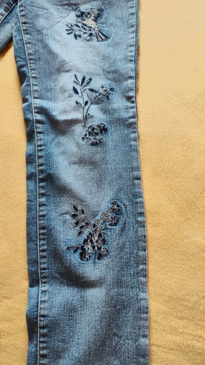 Damenjeans mit Blumenstickerei Bild 3